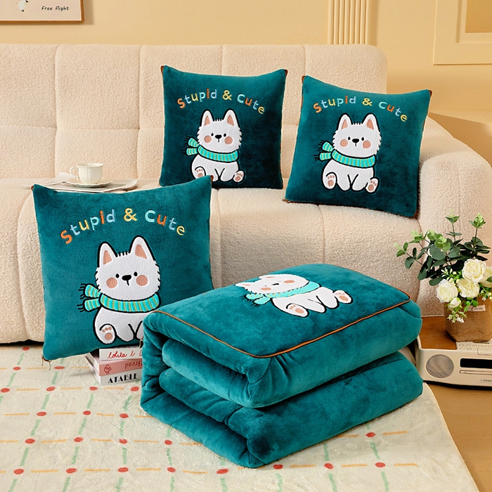 91家纺网 家纺一手货源 找家纺 阳光依佰抱枕被 2025秋冬新款牛奶绒多功能抱枕被系列-调皮狗 调皮狗---孔雀绿