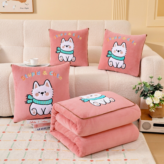 91家纺网 家纺一手货源 找家纺 （总）阳光依佰抱枕被 2025秋冬新款牛奶绒多功能抱枕被系列-调皮狗