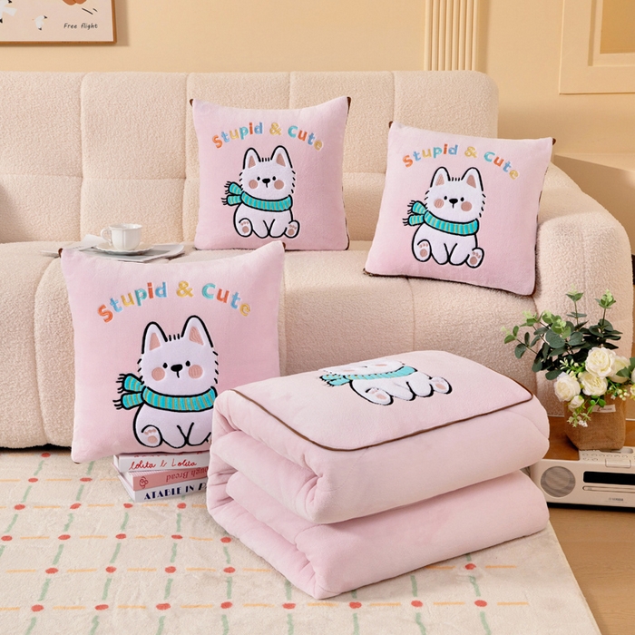 91家纺网 家纺一手货源 找家纺 阳光依佰抱枕被 2025秋冬新款牛奶绒多功能抱枕被系列-调皮狗 调皮狗---樱花粉