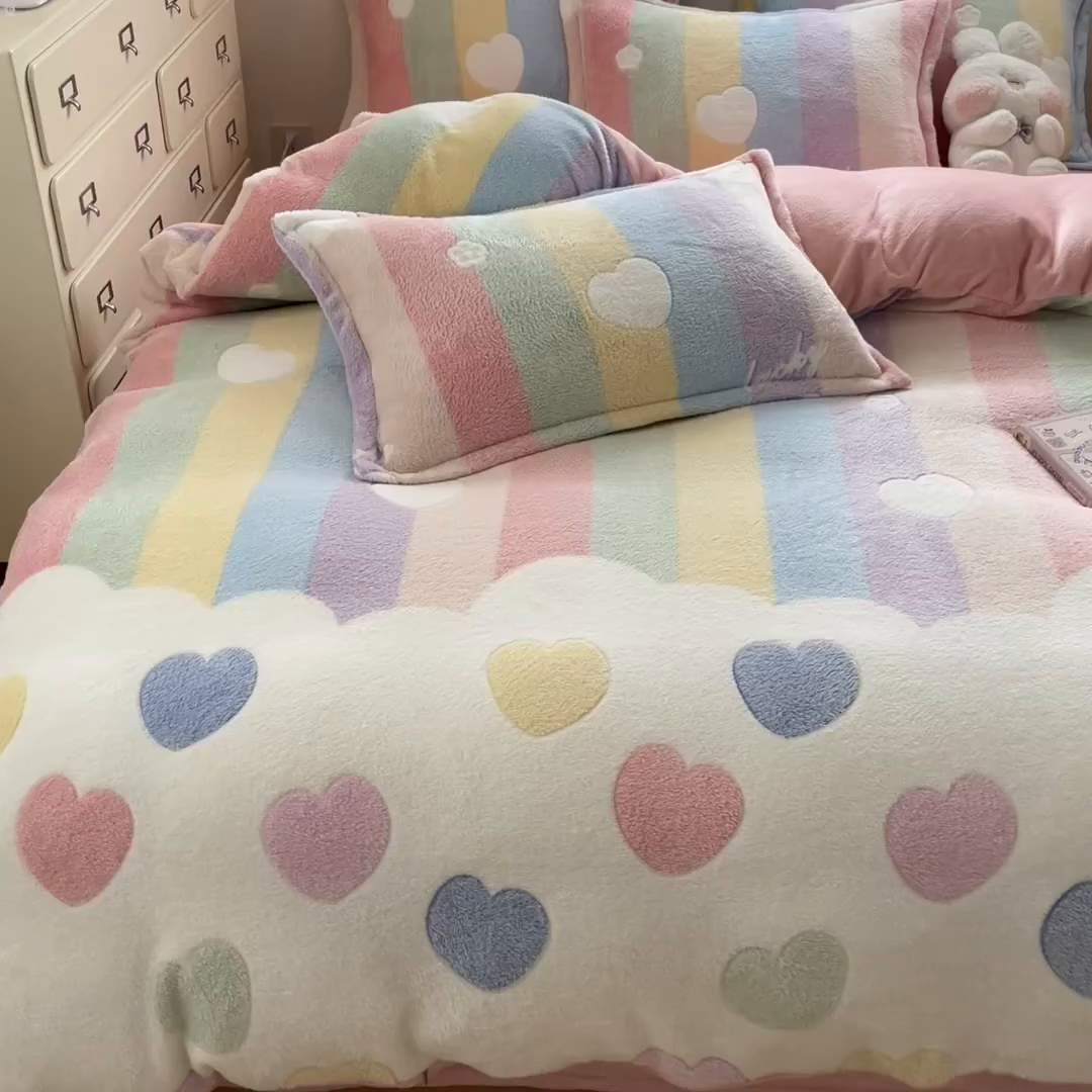 91家纺网 家纺一手货源 找家纺 川悦生活 2025新款立体雪花绒印花大床四件套系列一场景一 彩虹爱心粉