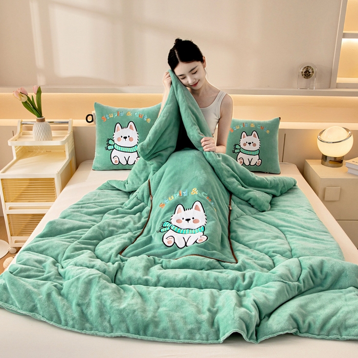 91家纺网 家纺一手货源 找家纺 阳光依佰抱枕被 2025秋冬新款牛奶绒多功能抱枕被系列-调皮狗 调皮狗---薄荷绿