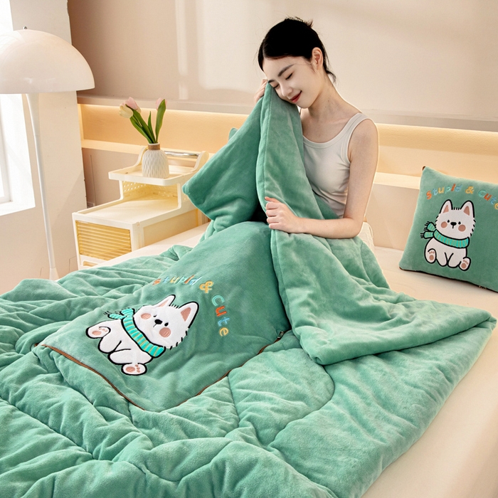 91家纺网 家纺一手货源 找家纺 阳光依佰抱枕被 2025秋冬新款牛奶绒多功能抱枕被系列-调皮狗 调皮狗---薄荷绿