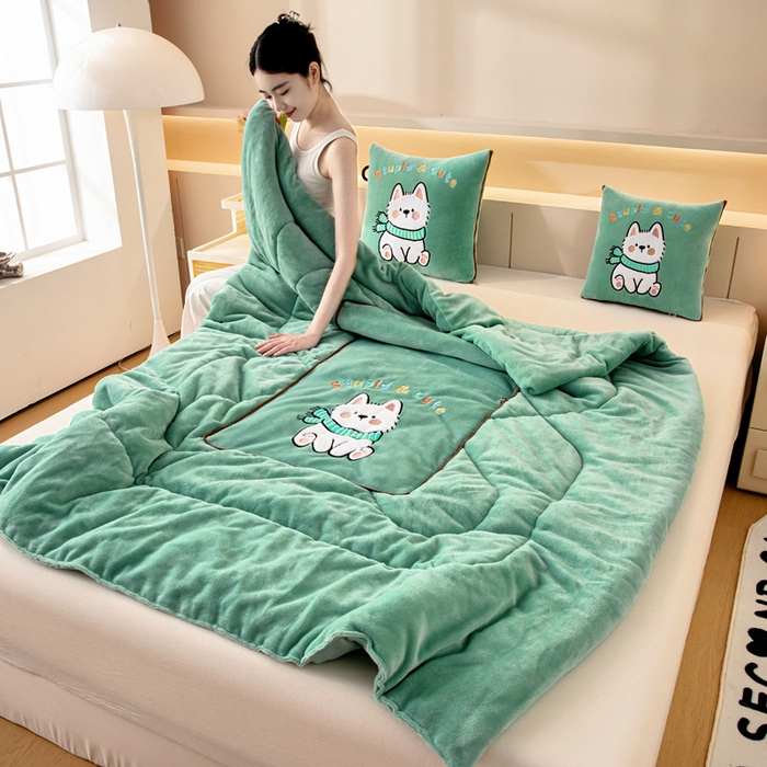 91家纺网 家纺一手货源 找家纺 阳光依佰抱枕被 2025秋冬新款牛奶绒多功能抱枕被系列-调皮狗 调皮狗---薄荷绿