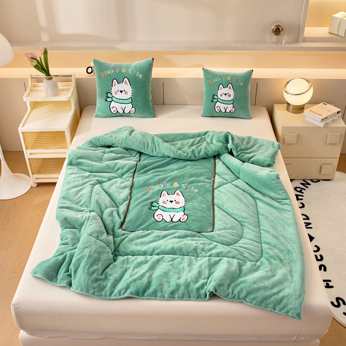 91家纺网 家纺一手货源 找家纺 阳光依佰抱枕被 2025秋冬新款牛奶绒多功能抱枕被系列-调皮狗 调皮狗---薄荷绿