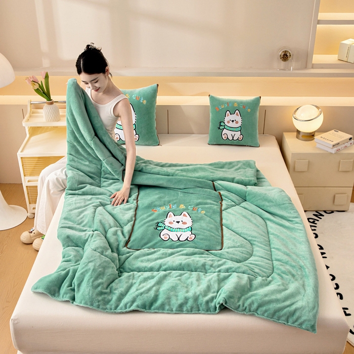 91家纺网 家纺一手货源 找家纺 阳光依佰抱枕被 2025秋冬新款牛奶绒多功能抱枕被系列-调皮狗 调皮狗---薄荷绿