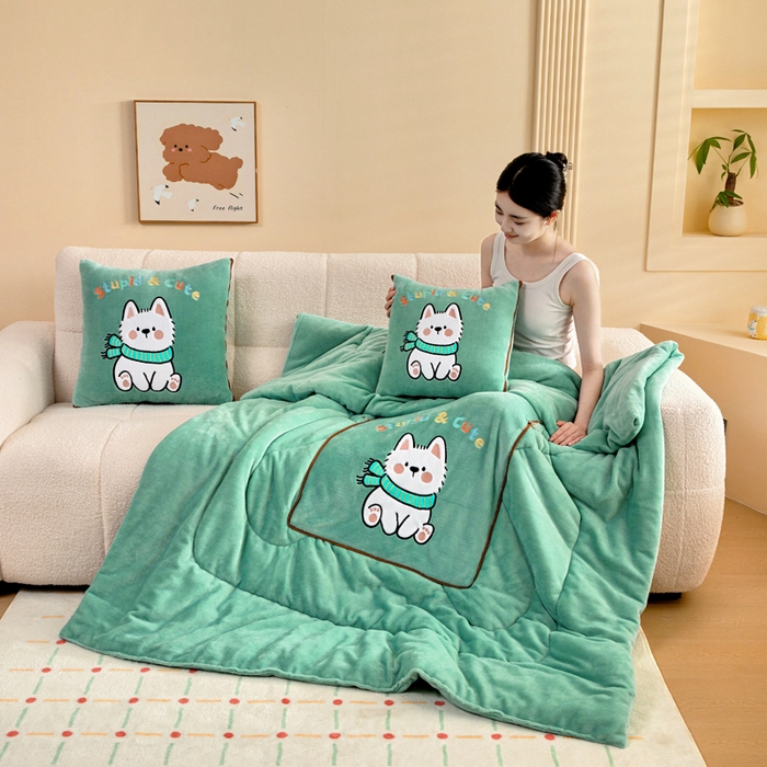 91家纺网 家纺一手货源 找家纺 阳光依佰抱枕被 2025秋冬新款牛奶绒多功能抱枕被系列-调皮狗 调皮狗---薄荷绿