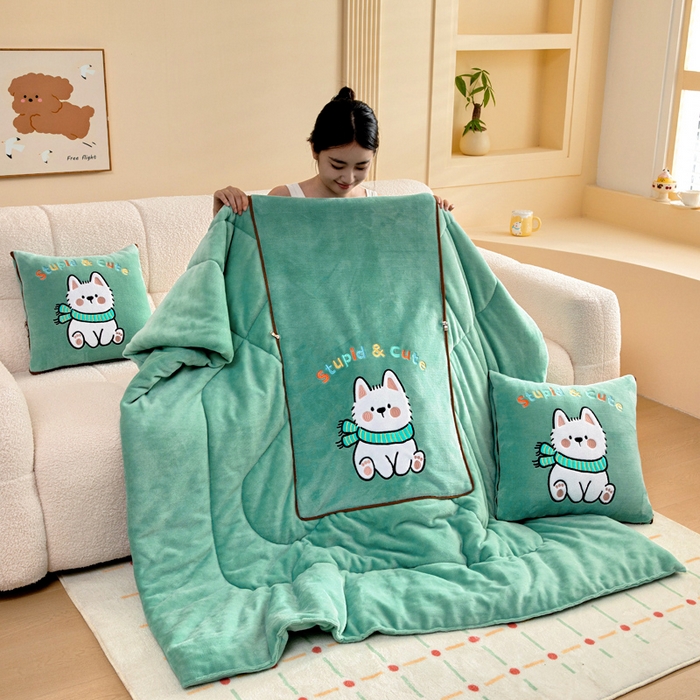 91家纺网 家纺一手货源 找家纺 阳光依佰抱枕被 2025秋冬新款牛奶绒多功能抱枕被系列-调皮狗 调皮狗---薄荷绿