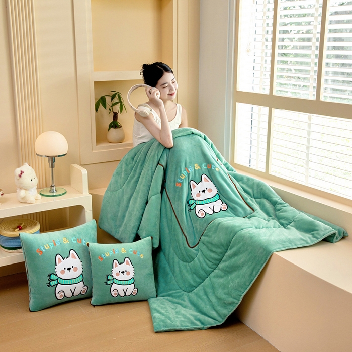 91家纺网 家纺一手货源 找家纺 阳光依佰抱枕被 2025秋冬新款牛奶绒多功能抱枕被系列-调皮狗 调皮狗---薄荷绿