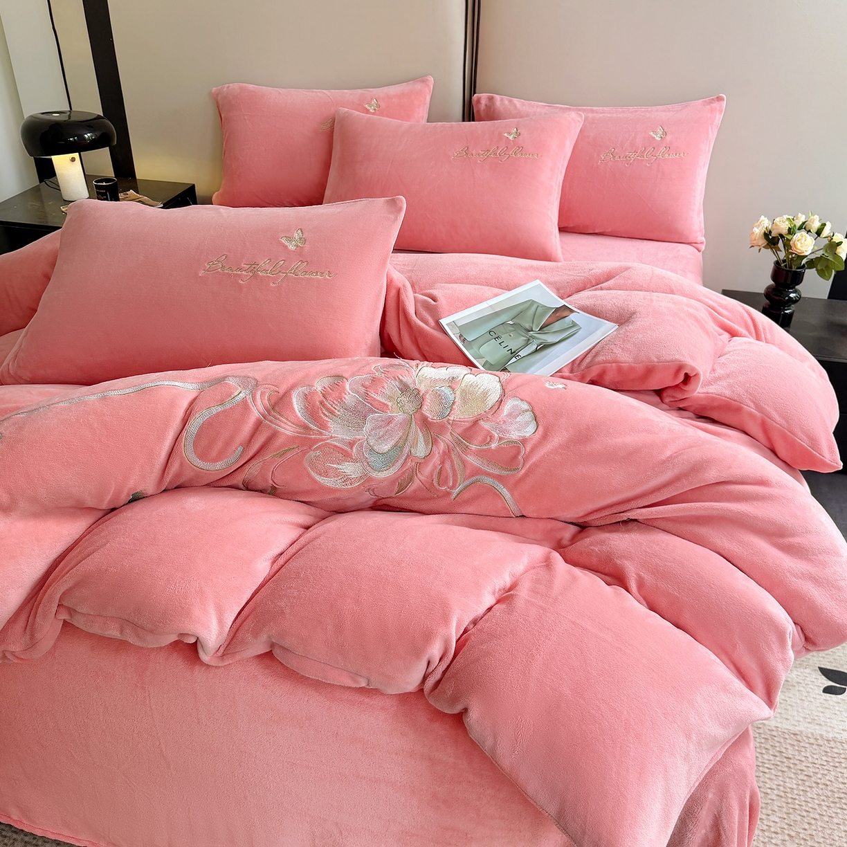 91家纺网 家纺一手货源 找家纺 莱凯家纺 2025新款牛奶绒刺绣四件套 花间醉（粉）