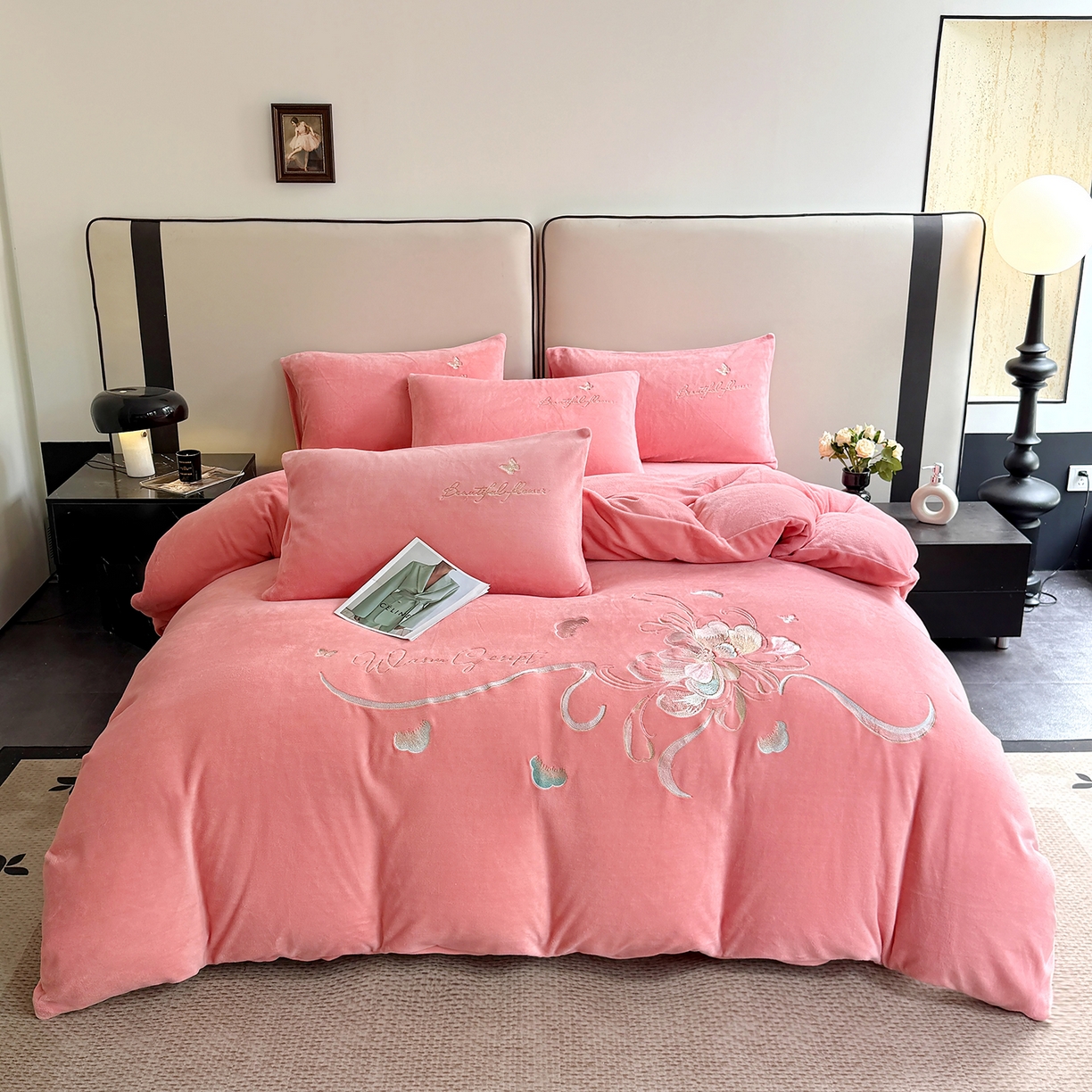 91家纺网 家纺一手货源 找家纺 莱凯家纺 2025新款牛奶绒刺绣四件套 花间醉（粉）