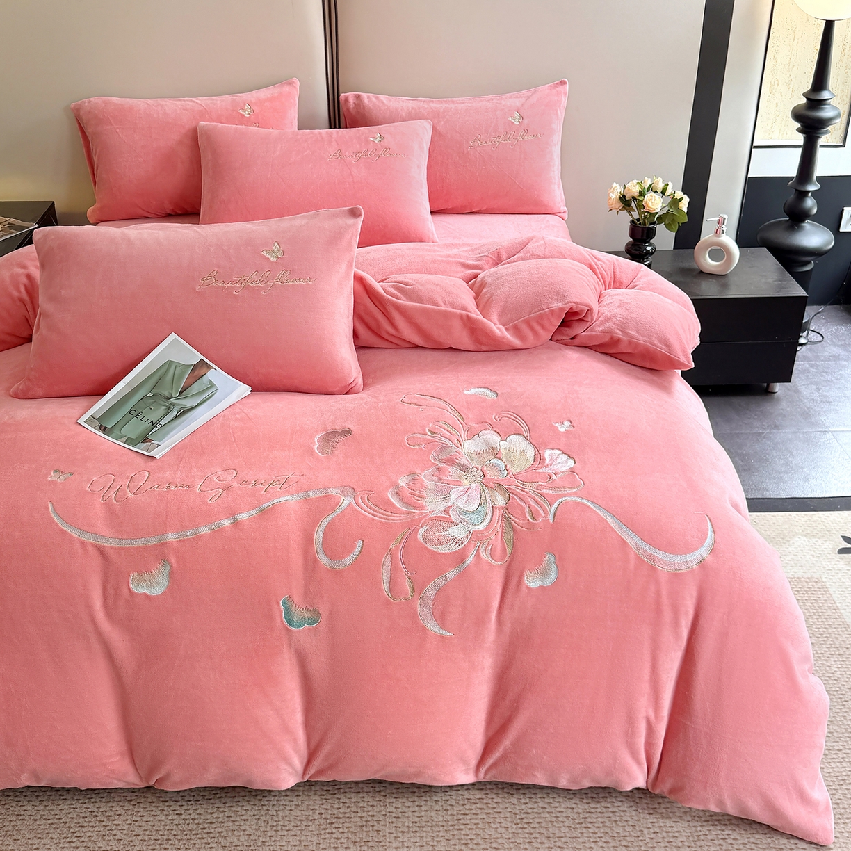 91家纺网 家纺一手货源 找家纺 莱凯家纺 2025新款牛奶绒刺绣四件套 花间醉（粉）