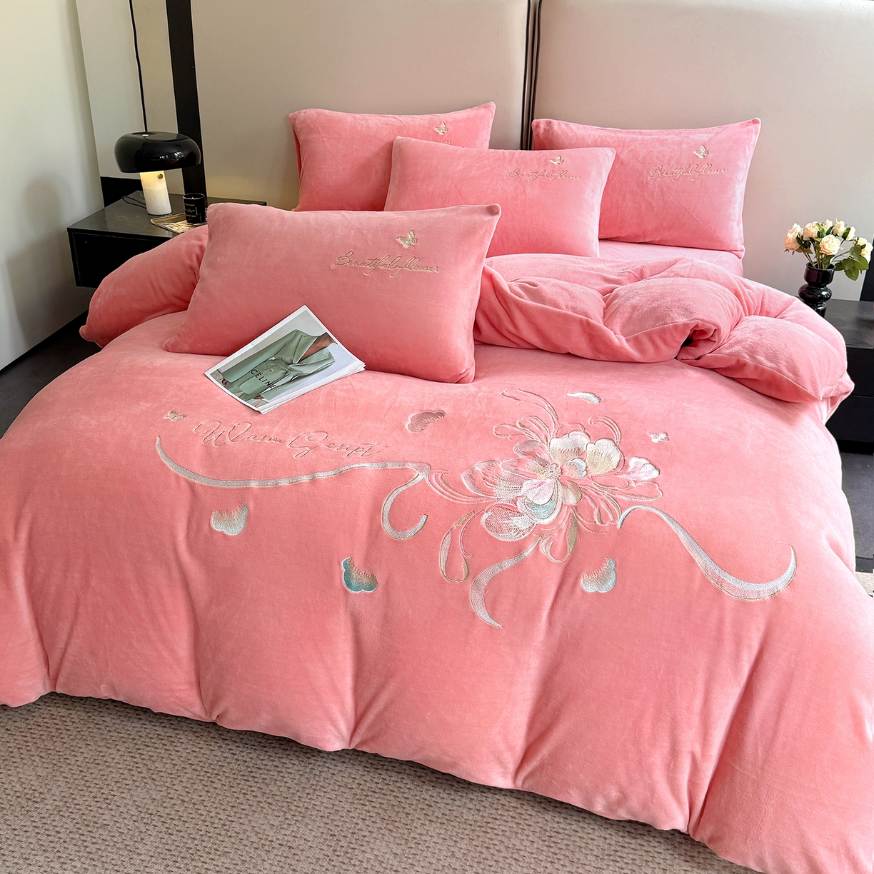 91家纺网 家纺一手货源 找家纺 莱凯家纺 2025新款牛奶绒刺绣四件套 花间醉（粉）