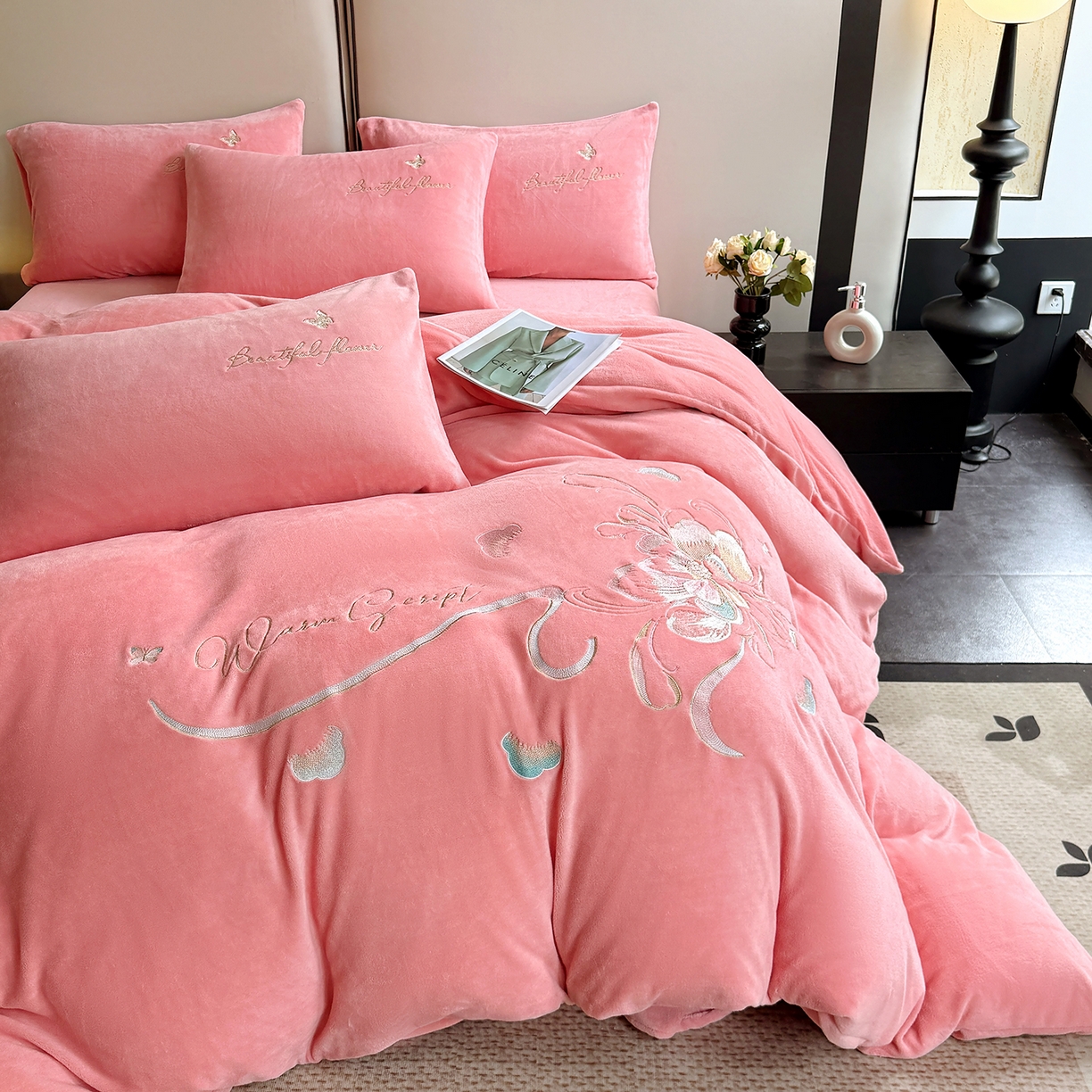 91家纺网 家纺一手货源 找家纺 莱凯家纺 2025新款牛奶绒刺绣四件套 花间醉（粉）