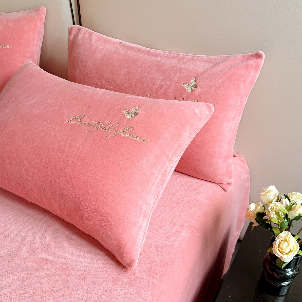 91家纺网 家纺一手货源 找家纺 莱凯家纺 2025新款牛奶绒刺绣四件套 花间醉（粉）