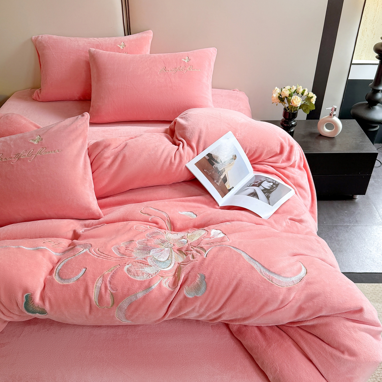 91家纺网 家纺一手货源 找家纺 莱凯家纺 2025新款牛奶绒刺绣四件套 花间醉（粉）