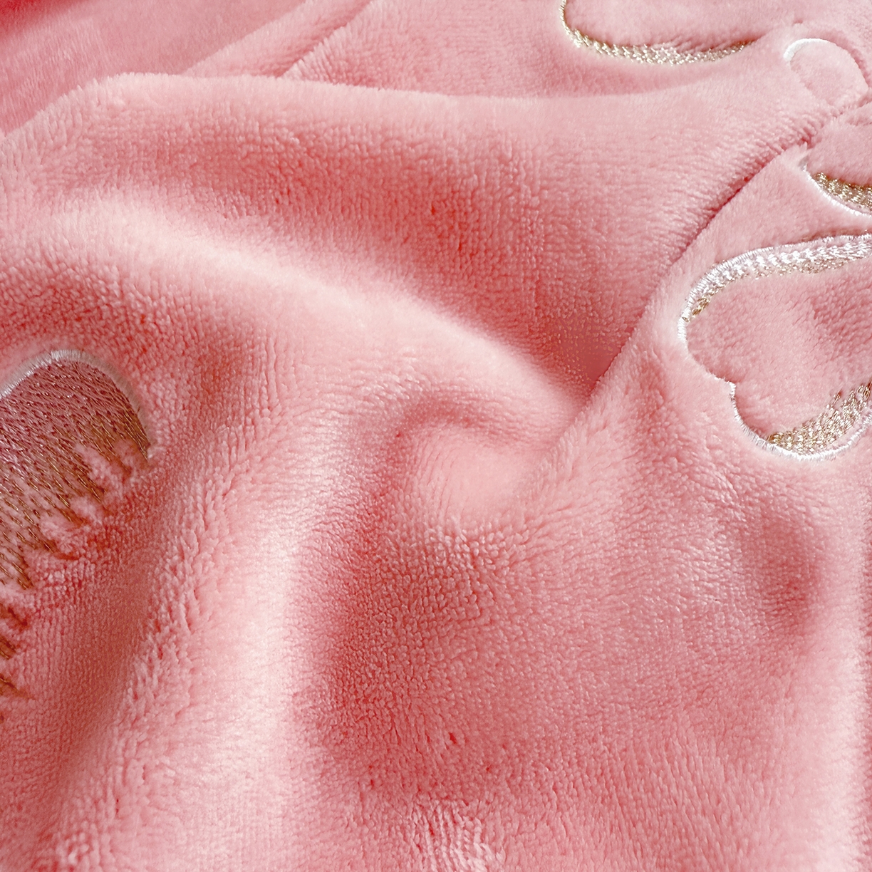 91家纺网 家纺一手货源 找家纺 莱凯家纺 2025新款牛奶绒刺绣四件套 花间醉（粉）