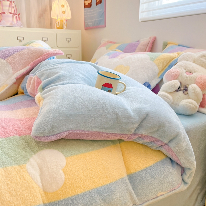 91家纺网 家纺一手货源 找家纺 川悦生活 2025新款立体雪花绒印花大床四件套系列一场景一 彩虹爱心蓝