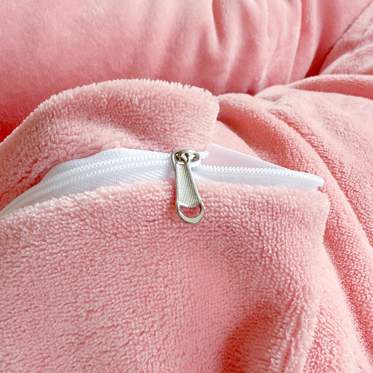 91家纺网 家纺一手货源 找家纺 莱凯家纺 2025新款牛奶绒刺绣四件套 花间醉（粉）