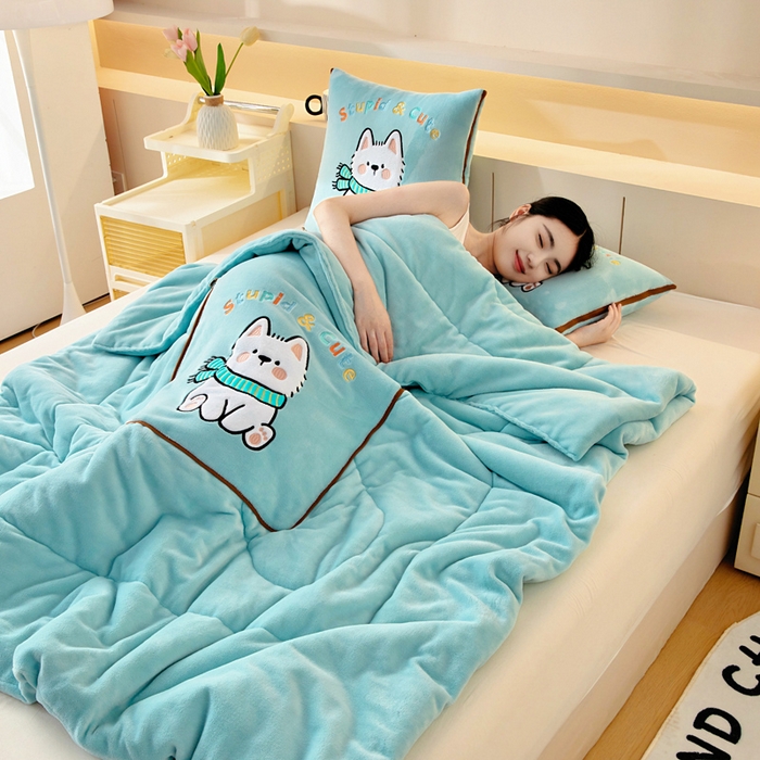 91家纺网 家纺一手货源 找家纺 阳光依佰抱枕被 2025秋冬新款牛奶绒多功能抱枕被系列-调皮狗 调皮狗---浅蓝色