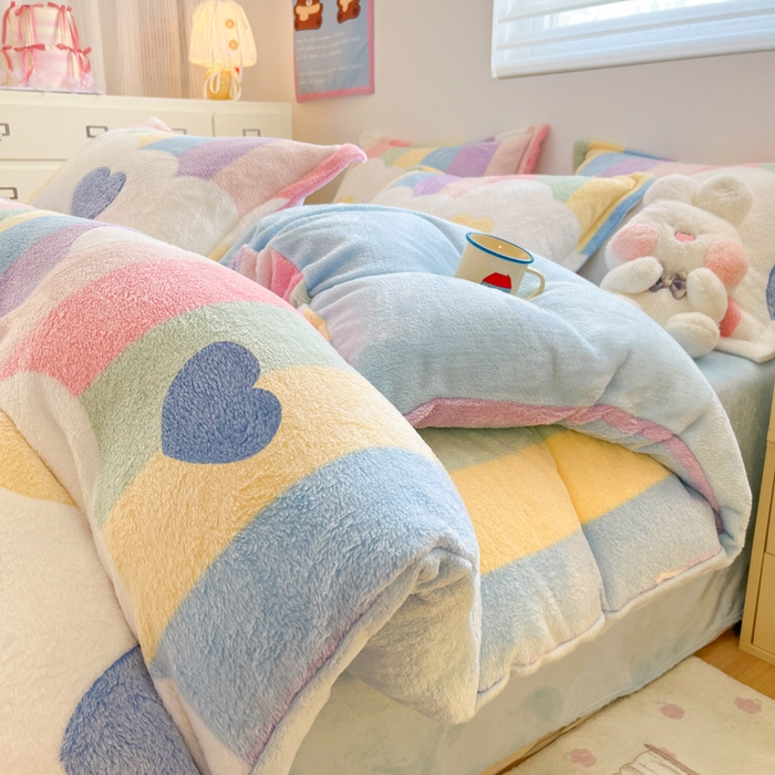 91家纺网 家纺一手货源 找家纺 川悦生活 2025新款立体雪花绒印花大床四件套系列一场景一 彩虹爱心蓝