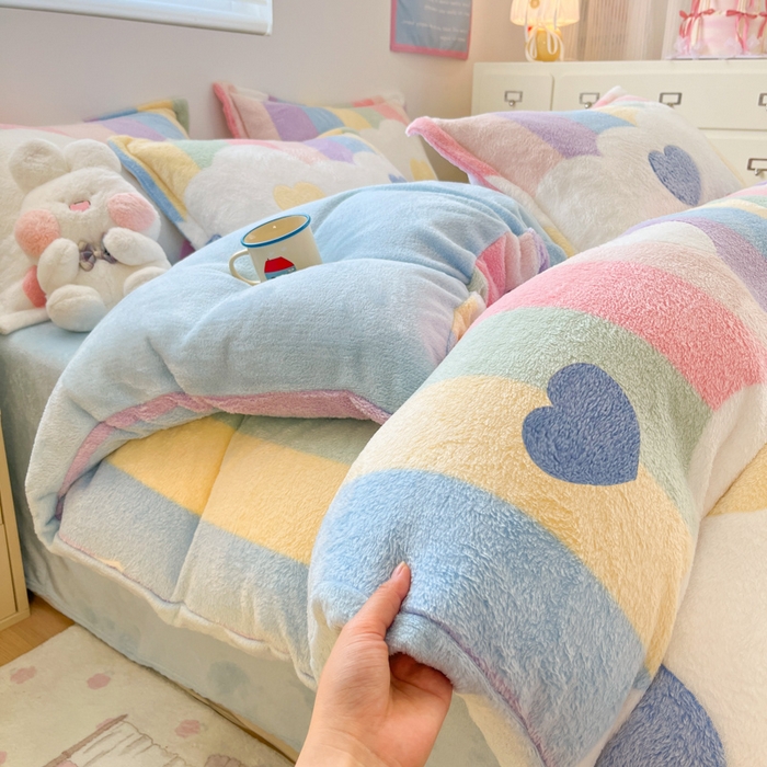 91家纺网 家纺一手货源 找家纺 川悦生活 2025新款立体雪花绒印花大床四件套系列一场景一 彩虹爱心蓝