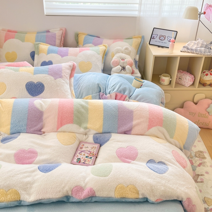 91家纺网 家纺一手货源 找家纺 川悦生活 2025新款立体雪花绒印花大床四件套系列一场景一 彩虹爱心蓝