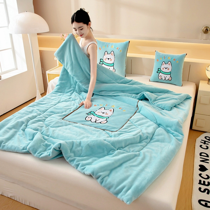 91家纺网 家纺一手货源 找家纺 阳光依佰抱枕被 2025秋冬新款牛奶绒多功能抱枕被系列-调皮狗 调皮狗---浅蓝色