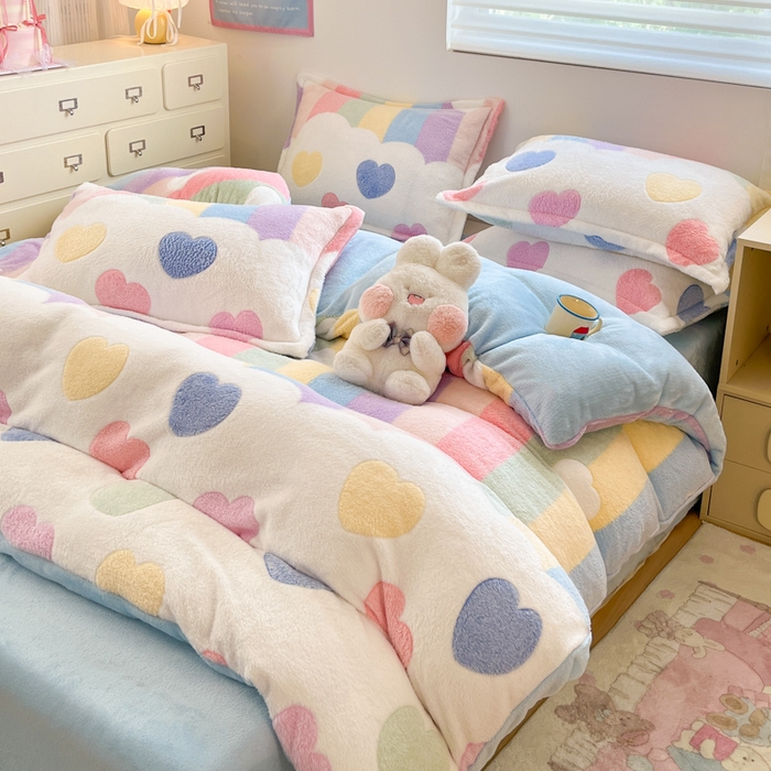 91家纺网 家纺一手货源 找家纺 川悦生活 2025新款立体雪花绒印花大床四件套系列一场景一 彩虹爱心蓝