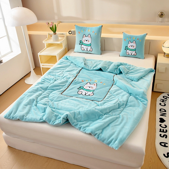 91家纺网 家纺一手货源 找家纺 阳光依佰抱枕被 2025秋冬新款牛奶绒多功能抱枕被系列-调皮狗 调皮狗---浅蓝色