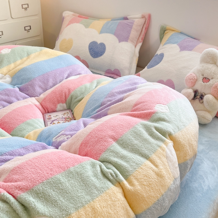 91家纺网 家纺一手货源 找家纺 川悦生活 2025新款立体雪花绒印花大床四件套系列一场景一 彩虹爱心蓝