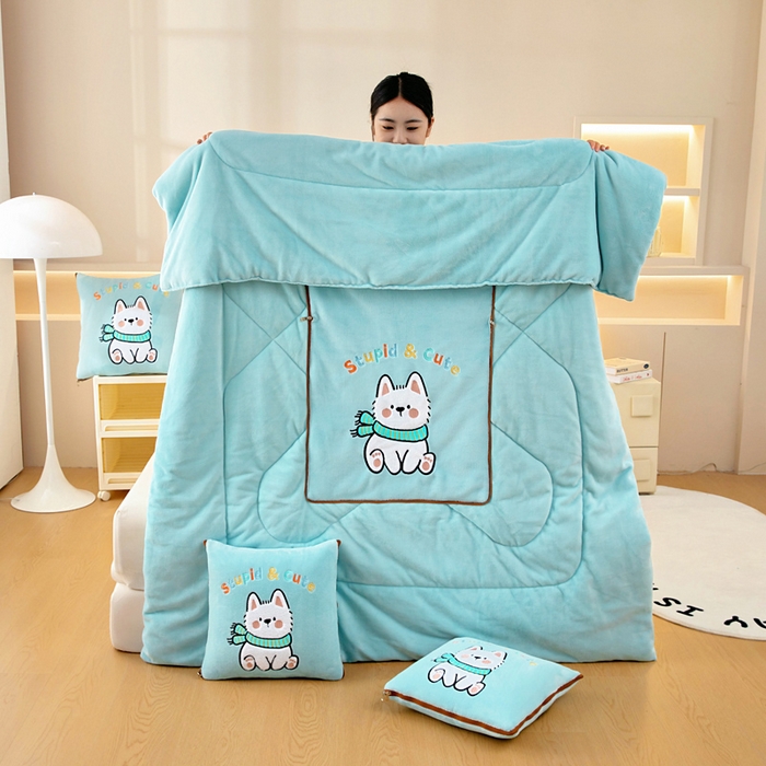 91家纺网 家纺一手货源 找家纺 阳光依佰抱枕被 2025秋冬新款牛奶绒多功能抱枕被系列-调皮狗 调皮狗---浅蓝色