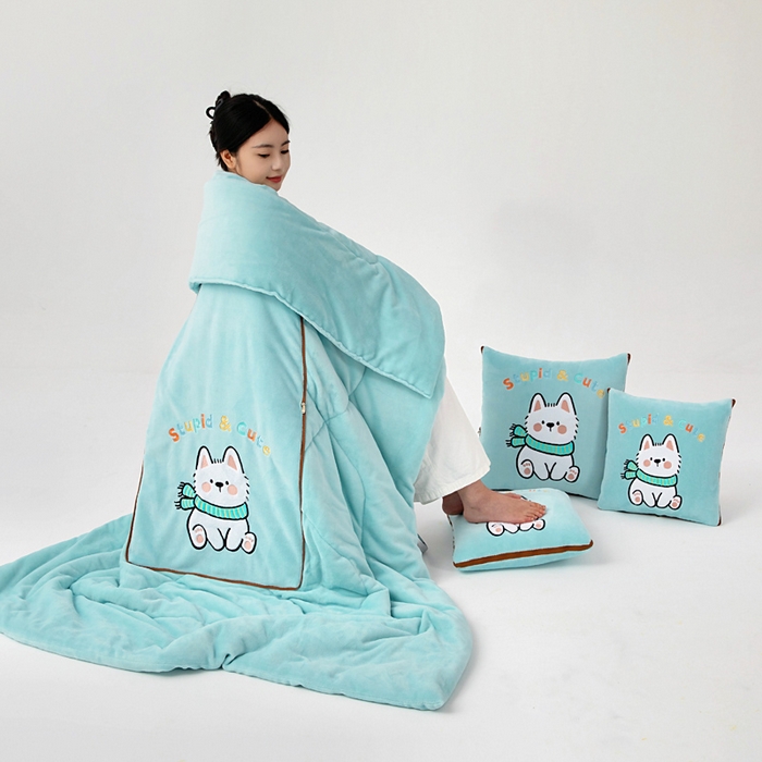 91家纺网 家纺一手货源 找家纺 阳光依佰抱枕被 2025秋冬新款牛奶绒多功能抱枕被系列-调皮狗 调皮狗---浅蓝色