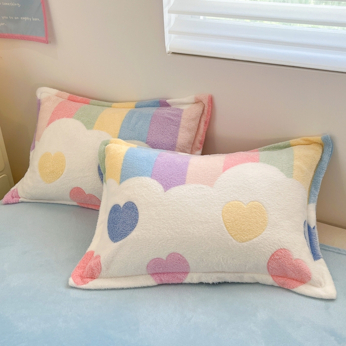 91家纺网 家纺一手货源 找家纺 川悦生活 2025新款立体雪花绒印花大床四件套系列一场景一 彩虹爱心蓝