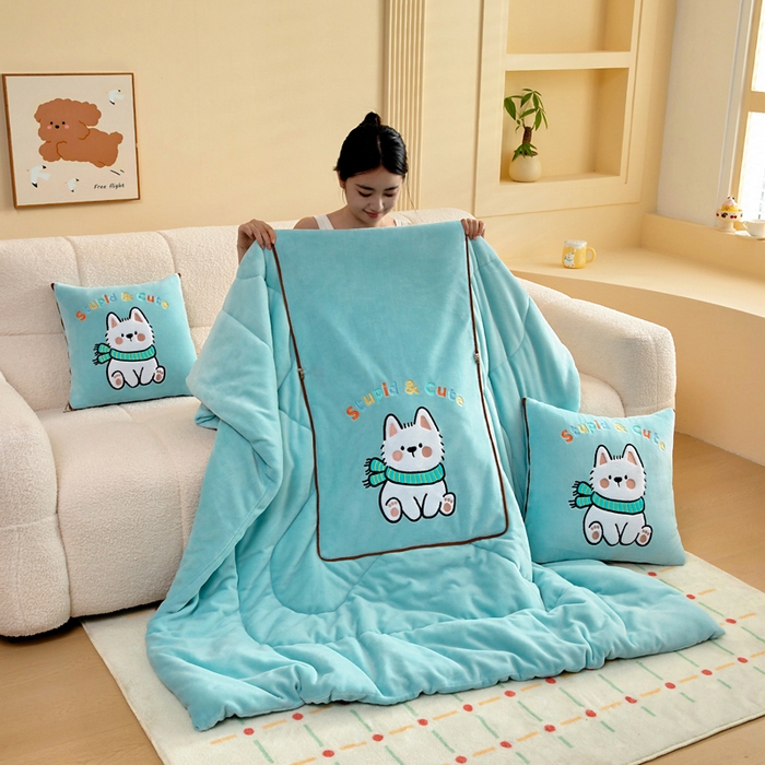 91家纺网 家纺一手货源 找家纺 阳光依佰抱枕被 2025秋冬新款牛奶绒多功能抱枕被系列-调皮狗 调皮狗---浅蓝色