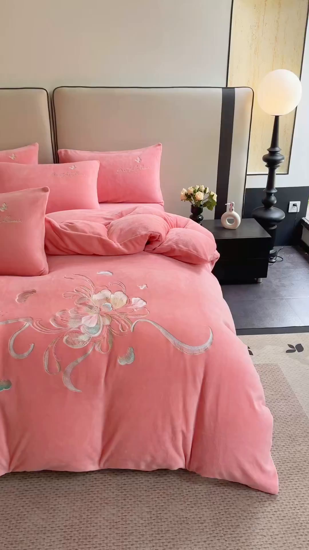 91家纺网 家纺一手货源 找家纺 莱凯家纺 2025新款牛奶绒刺绣四件套 花间醉（粉）