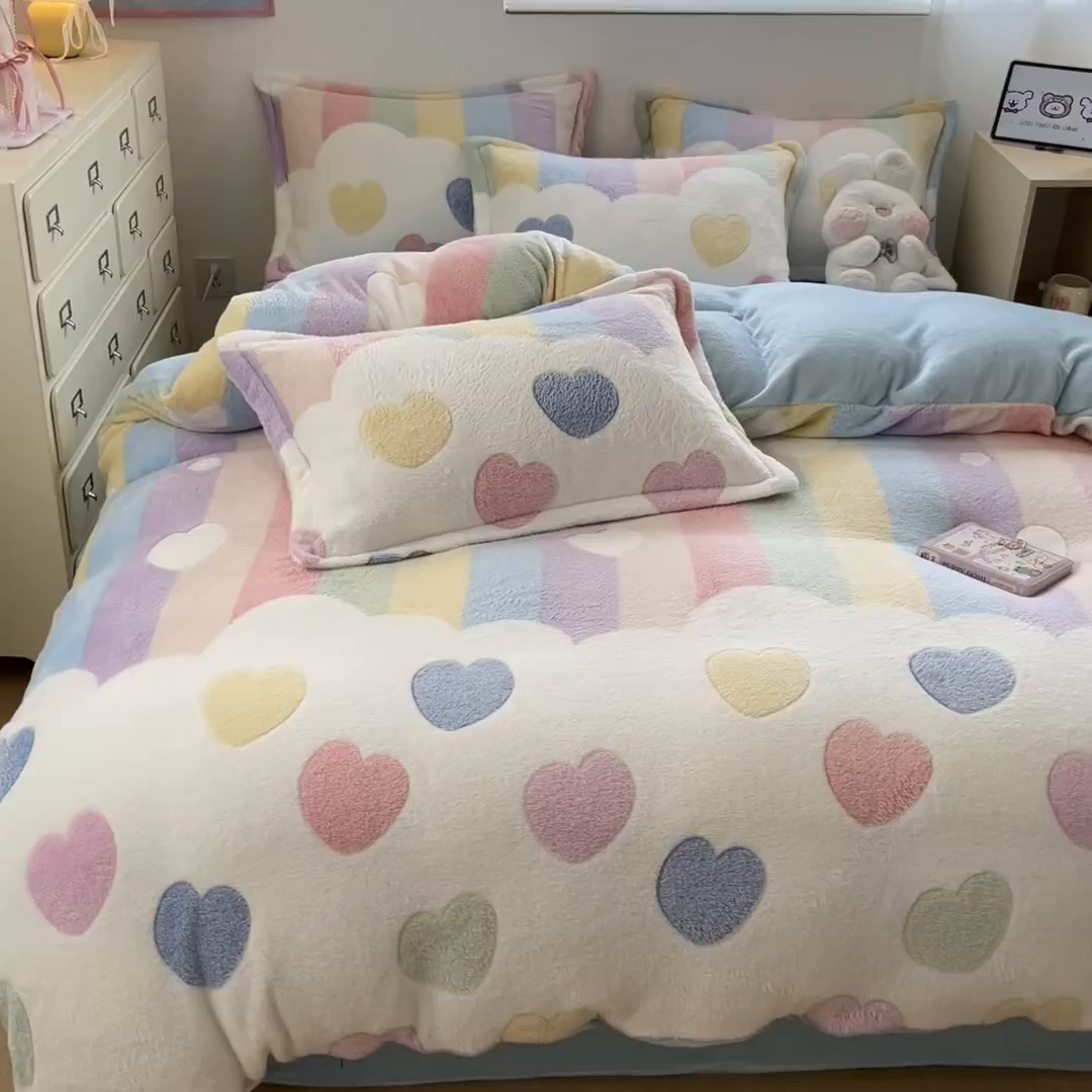 91家纺网 家纺一手货源 找家纺 川悦生活 2025新款立体雪花绒印花大床四件套系列一场景一 彩虹爱心蓝