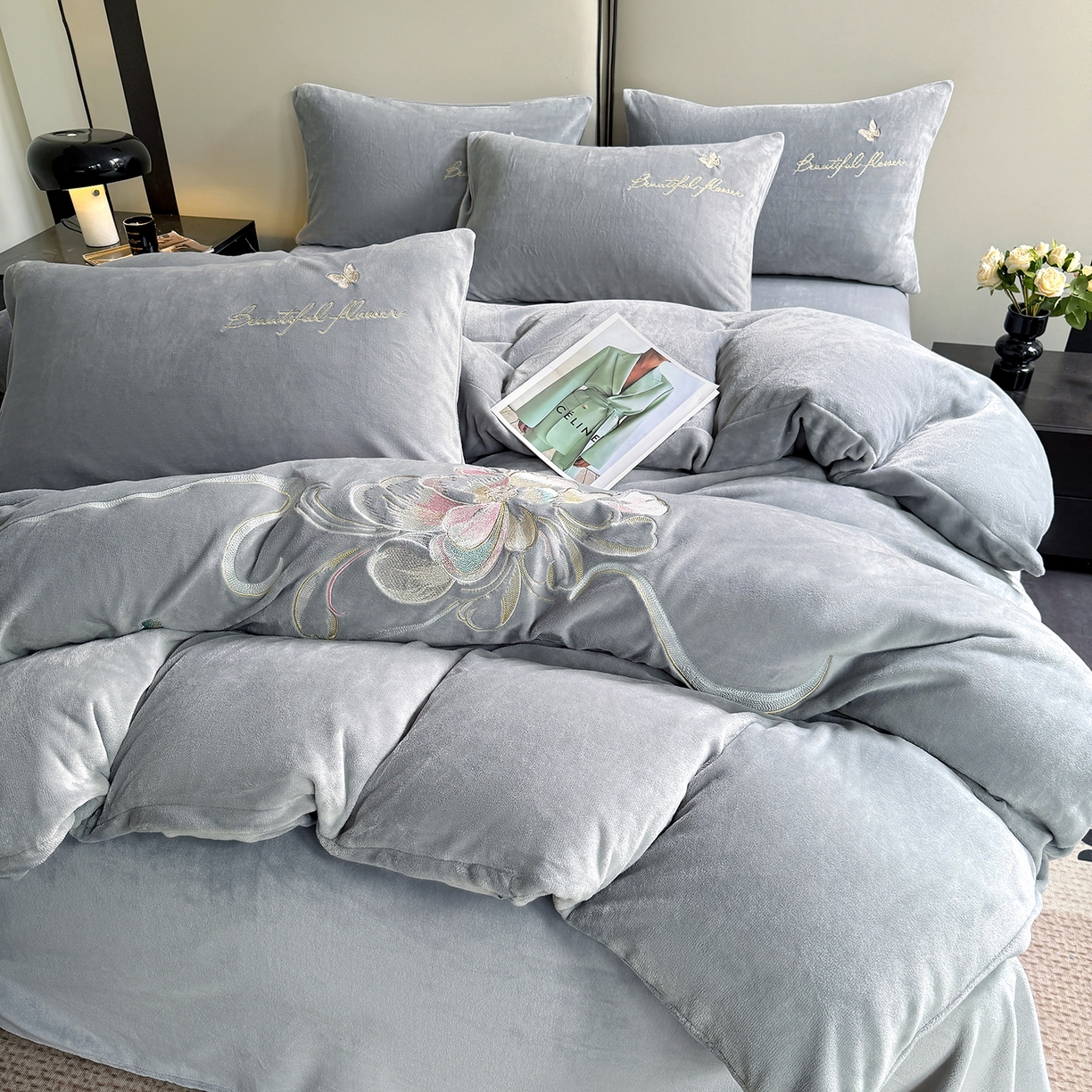 91家纺网 家纺一手货源 找家纺 莱凯家纺 2025新款牛奶绒刺绣四件套 花间醉（灰）