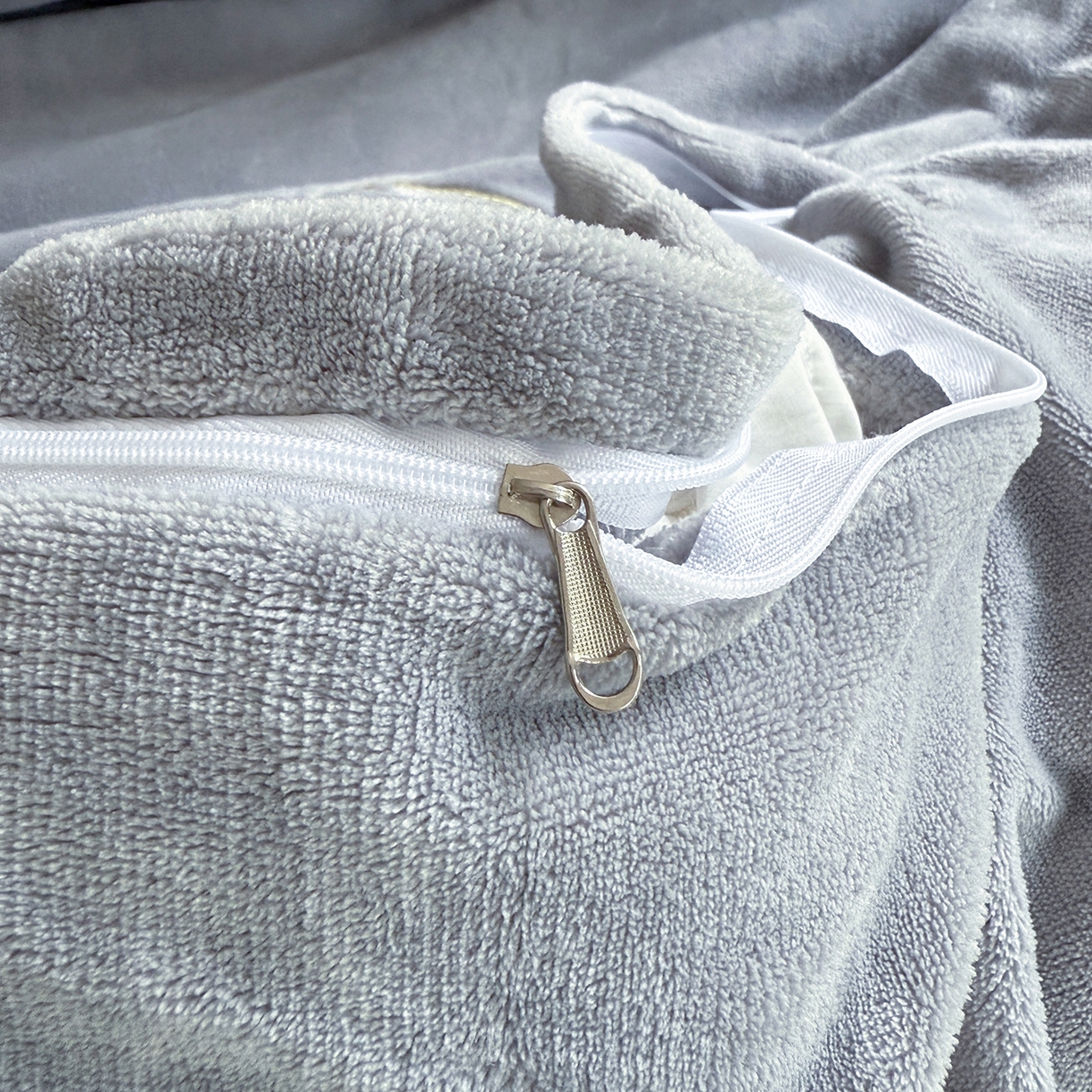 91家纺网 家纺一手货源 找家纺 莱凯家纺 2025新款牛奶绒刺绣四件套 花间醉（灰）