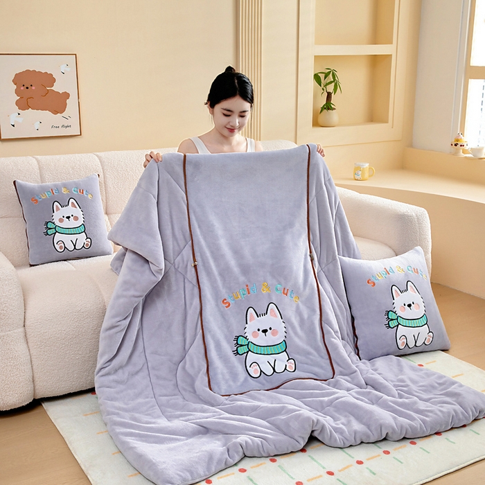 91家纺网 家纺一手货源 找家纺 阳光依佰抱枕被 2025秋冬新款牛奶绒多功能抱枕被系列-调皮狗 调皮狗---丁香紫