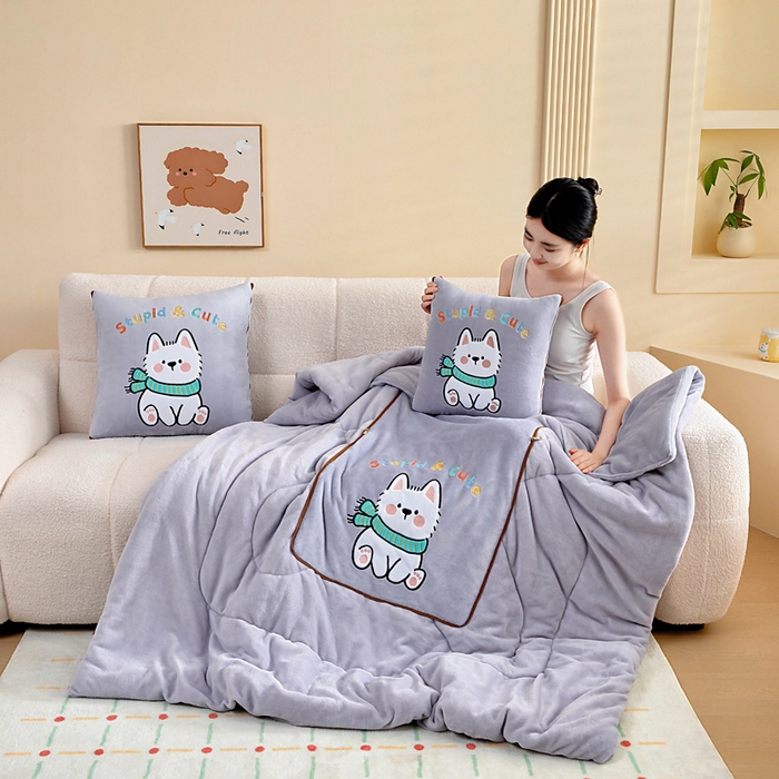 91家纺网 家纺一手货源 找家纺 阳光依佰抱枕被 2025秋冬新款牛奶绒多功能抱枕被系列-调皮狗 调皮狗---丁香紫