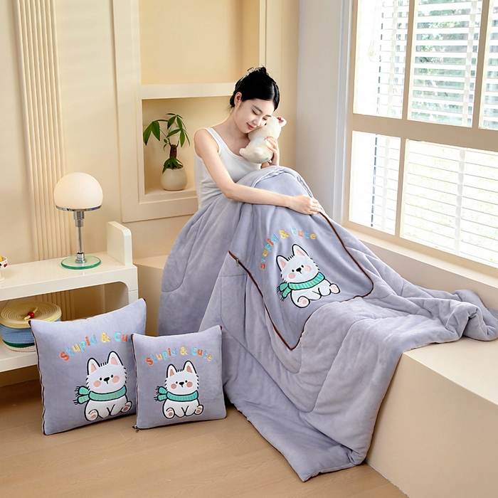 91家纺网 家纺一手货源 找家纺 阳光依佰抱枕被 2025秋冬新款牛奶绒多功能抱枕被系列-调皮狗 调皮狗---丁香紫