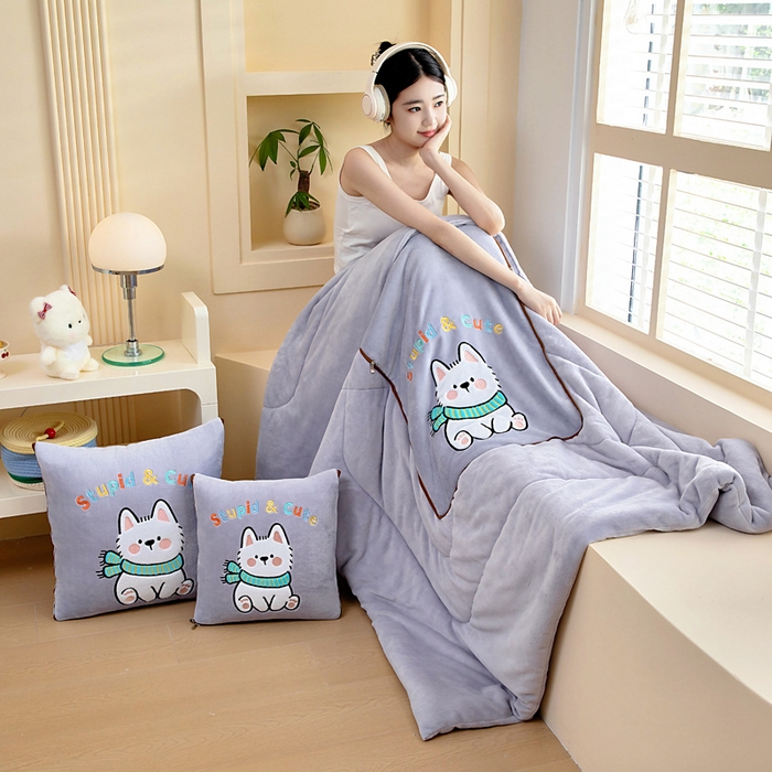 91家纺网 家纺一手货源 找家纺 阳光依佰抱枕被 2025秋冬新款牛奶绒多功能抱枕被系列-调皮狗 调皮狗---丁香紫