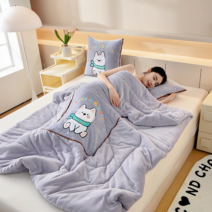 91家纺网 家纺一手货源 找家纺 阳光依佰抱枕被 2025秋冬新款牛奶绒多功能抱枕被系列-调皮狗 调皮狗---丁香紫