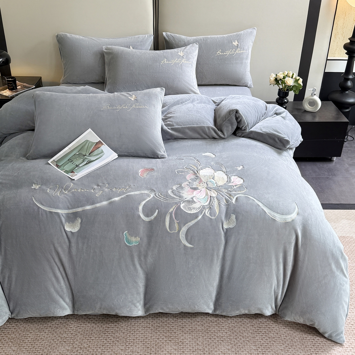 91家纺网 家纺一手货源 找家纺 莱凯家纺 2025新款牛奶绒刺绣四件套 花间醉（灰）