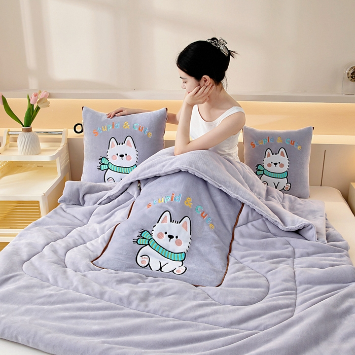 91家纺网 家纺一手货源 找家纺 阳光依佰抱枕被 2025秋冬新款牛奶绒多功能抱枕被系列-调皮狗 调皮狗---丁香紫