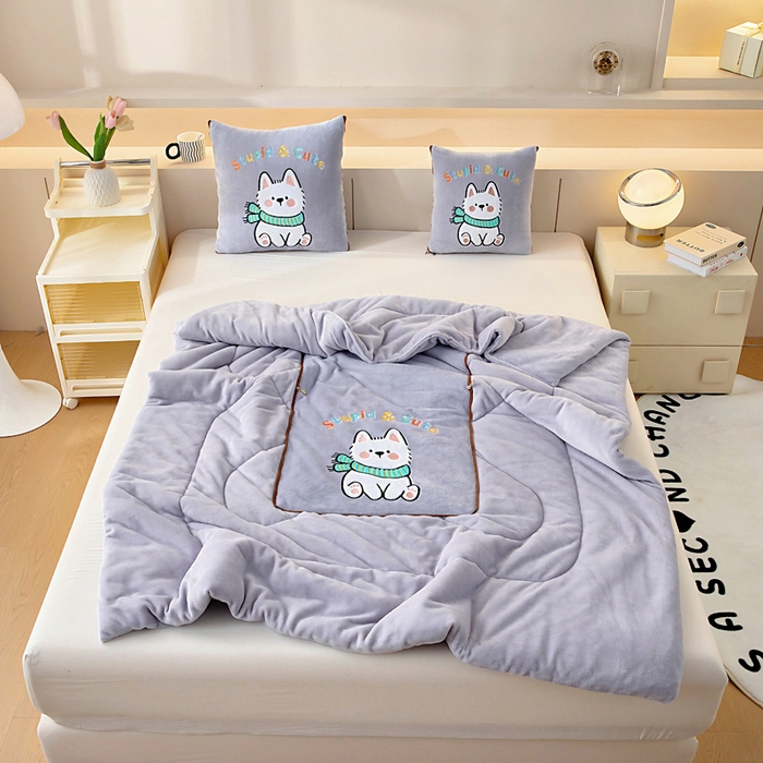 91家纺网 家纺一手货源 找家纺 阳光依佰抱枕被 2025秋冬新款牛奶绒多功能抱枕被系列-调皮狗 调皮狗---丁香紫