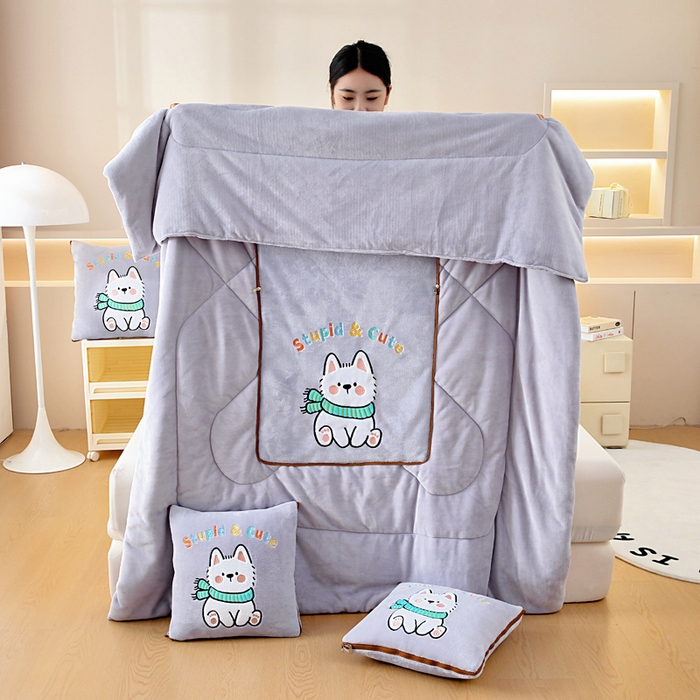 91家纺网 家纺一手货源 找家纺 阳光依佰抱枕被 2025秋冬新款牛奶绒多功能抱枕被系列-调皮狗 调皮狗---丁香紫