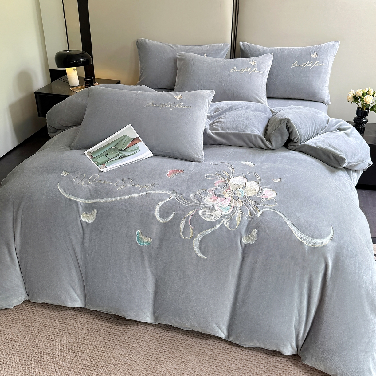 91家纺网 家纺一手货源 找家纺 莱凯家纺 2025新款牛奶绒刺绣四件套 花间醉（灰）