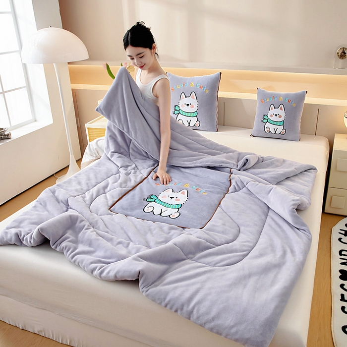 91家纺网 家纺一手货源 找家纺 阳光依佰抱枕被 2025秋冬新款牛奶绒多功能抱枕被系列-调皮狗 调皮狗---丁香紫