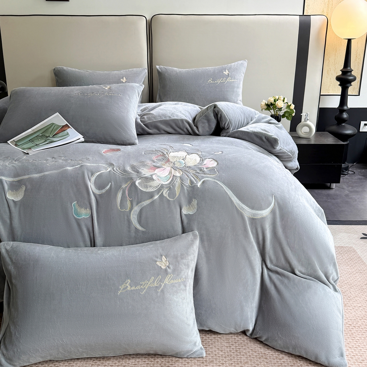91家纺网 家纺一手货源 找家纺 莱凯家纺 2025新款牛奶绒刺绣四件套 花间醉（灰）